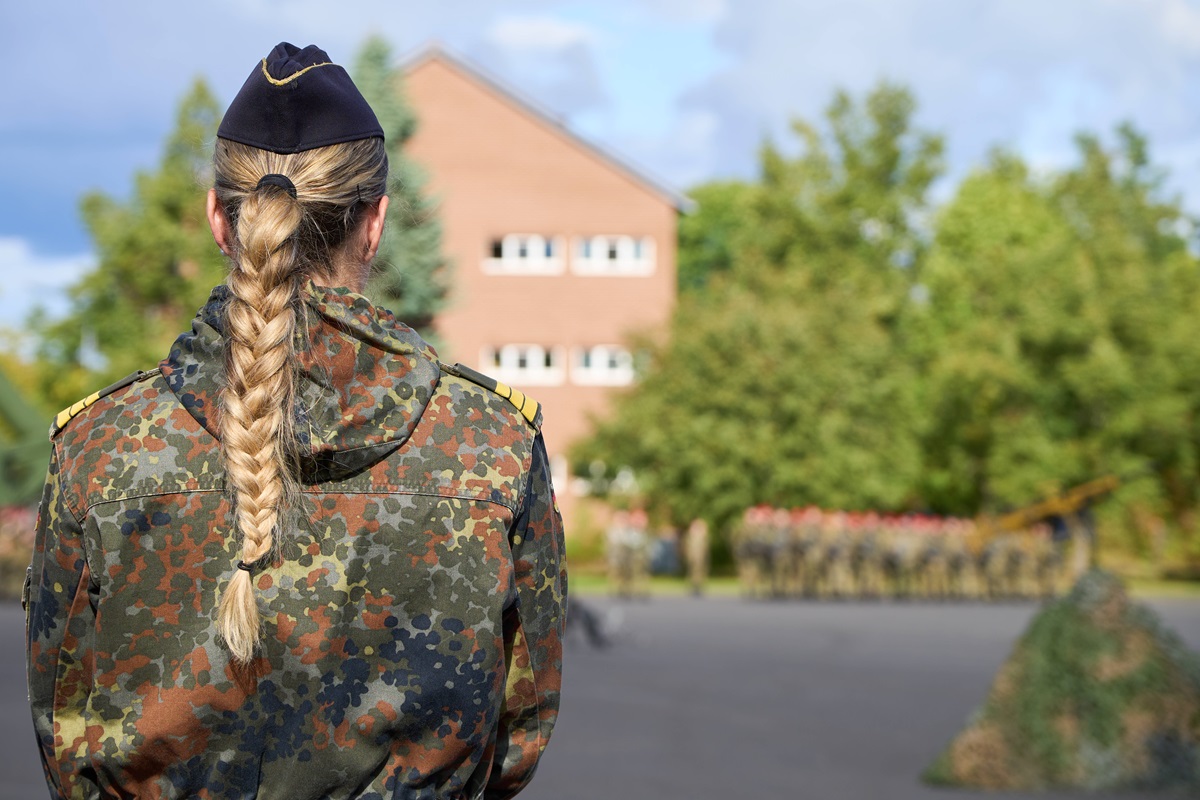 Die Deutsche Verteidigung ist in der Krise – immer weniger junge Menschen gehen zu Bundeswehr. Sollte die Wehrpflicht also wiedereingeführt werden und auch für Frauen gelten?