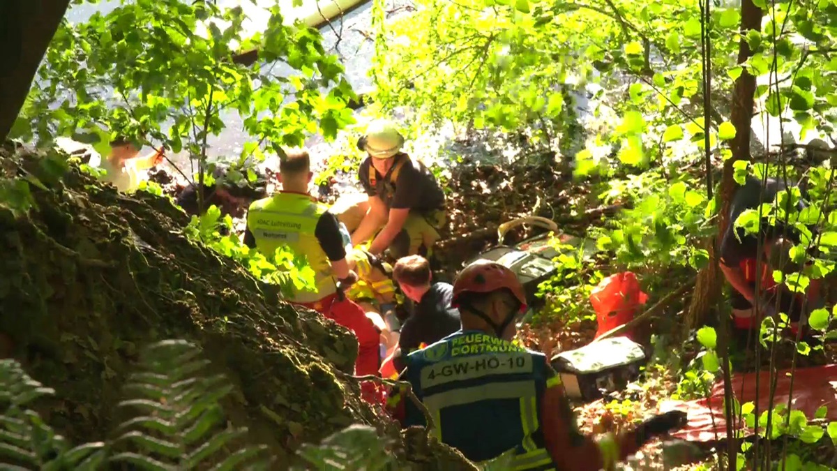 Ruhrgebiet: Drama am See! Junge (16) stürzt von Klippe ++ Rettungshubschrauber
