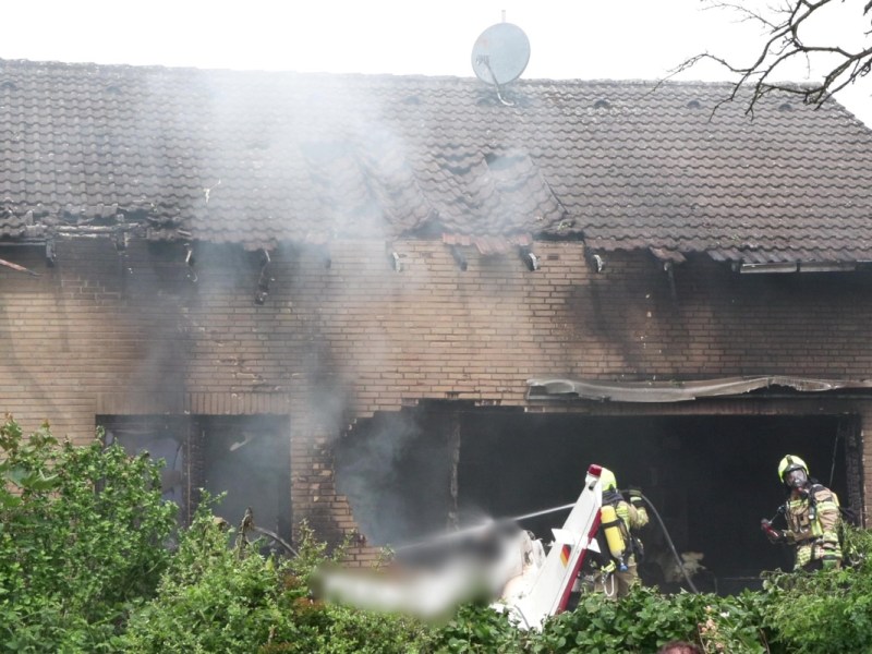 NRW: Kleinflugzeug stürzt in Wohnhaus ++ Zwei Tote! ++ Neue Details