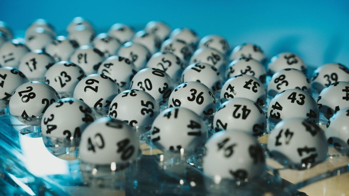 Ein Tipper hat dank eines Vollsystemscheines seine Chancen auf einen Gewinn vergrößert und als Einziger bundesweit den Jackpot geknackt.