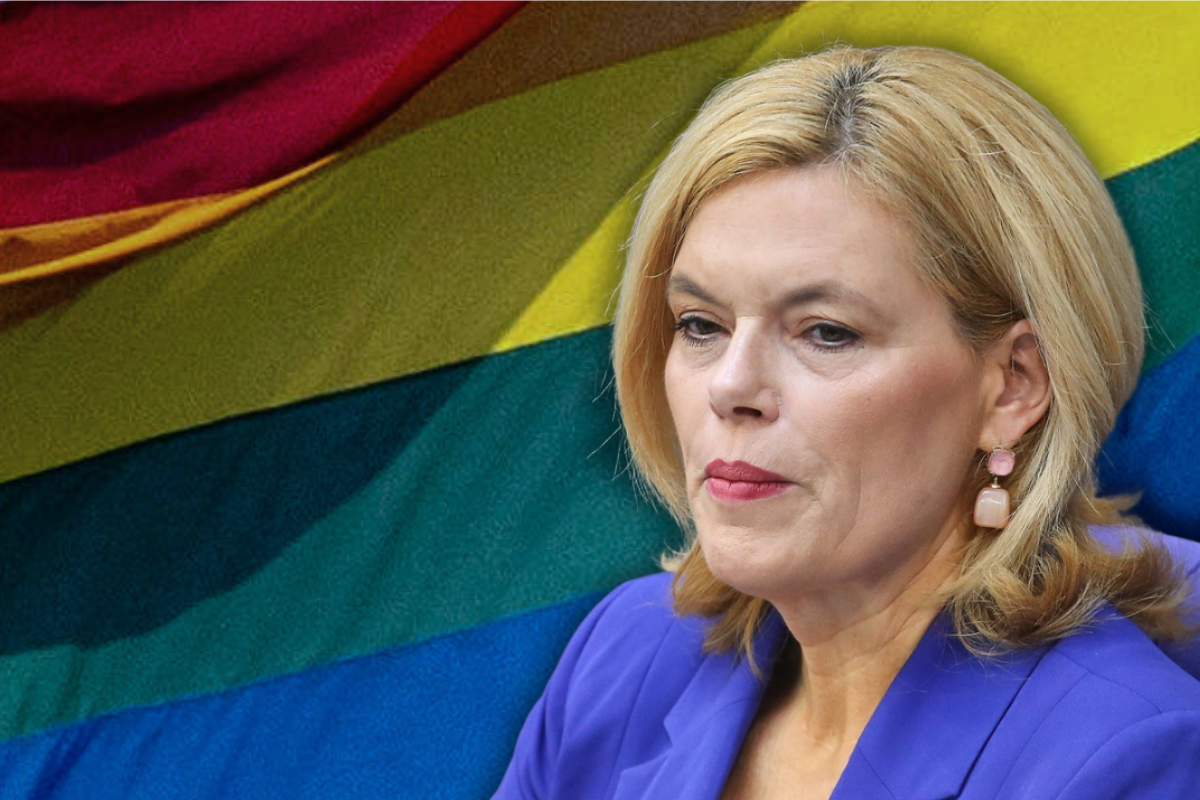 Bundestagspräsidentin Julia Klöckner kriegt eine Abreibung. Gegen ihre Entscheidungen wird während eine Sitzung protestiert.