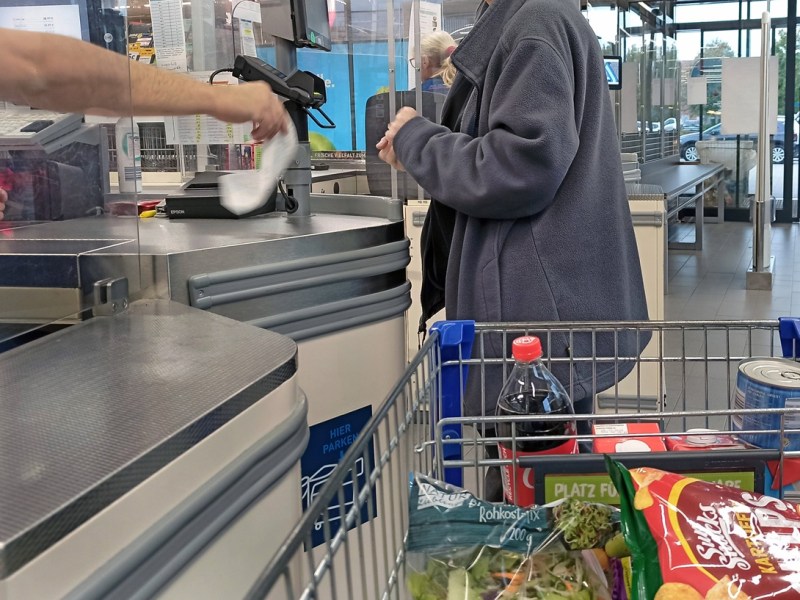 Edeka, Aldi & Co.: Kassiererin erkennt es beim Bezahlen sofort – kein Kunde kann es verheimlichen