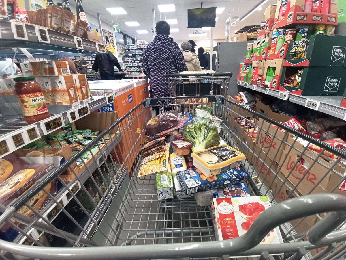 Edeka in Essen: Kundin steht an der Kasse – plötzlich macht sie eine abscheuliche Entdeckung