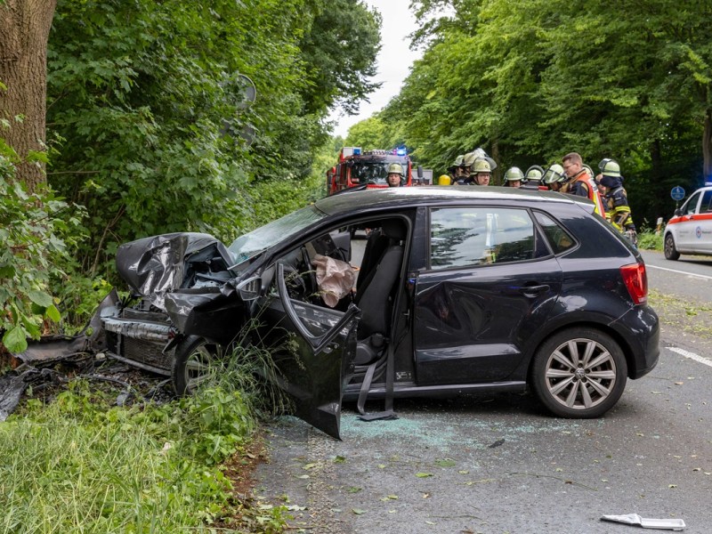 Essen: Auto kracht frontal gegen Baum – Fahrer schwebt in Lebensgefahr