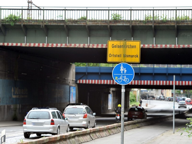 Jugendliche werfen Gegenstände von Brücke in Gelsenkirchen – Opfer verletzt