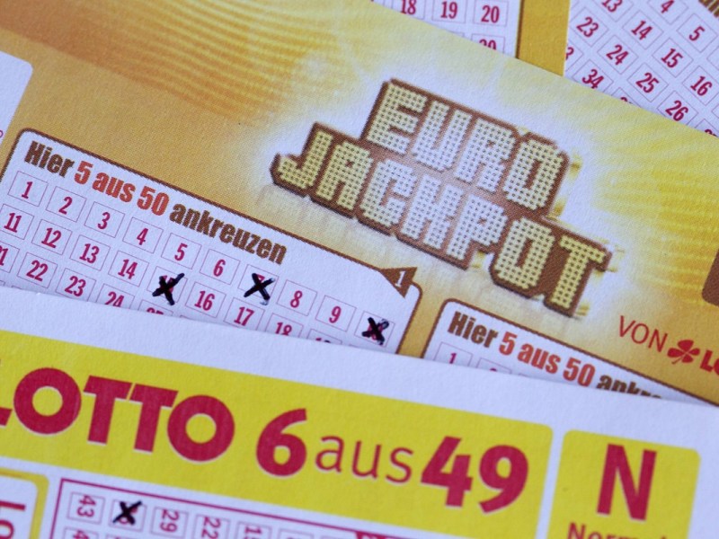 Lotto: Mann gewinnt Mega-Jackpot – wenig später klicken die Handschellen