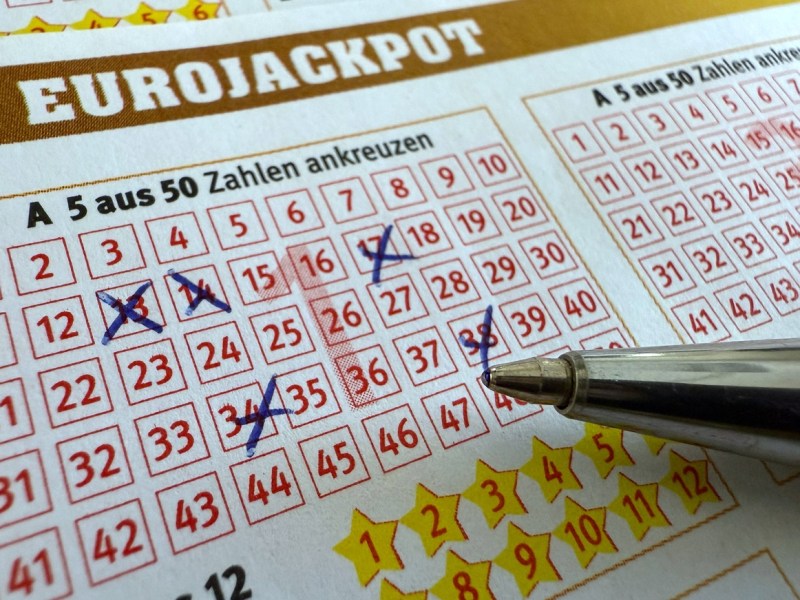 Lotto: Mann sahnt über 6 Millionen ab – die Bank nimmt ihm alles! „Leben zerstört“