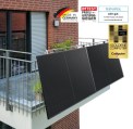 Auf einem Gitterbalkon hängen zwei Solarmodule.