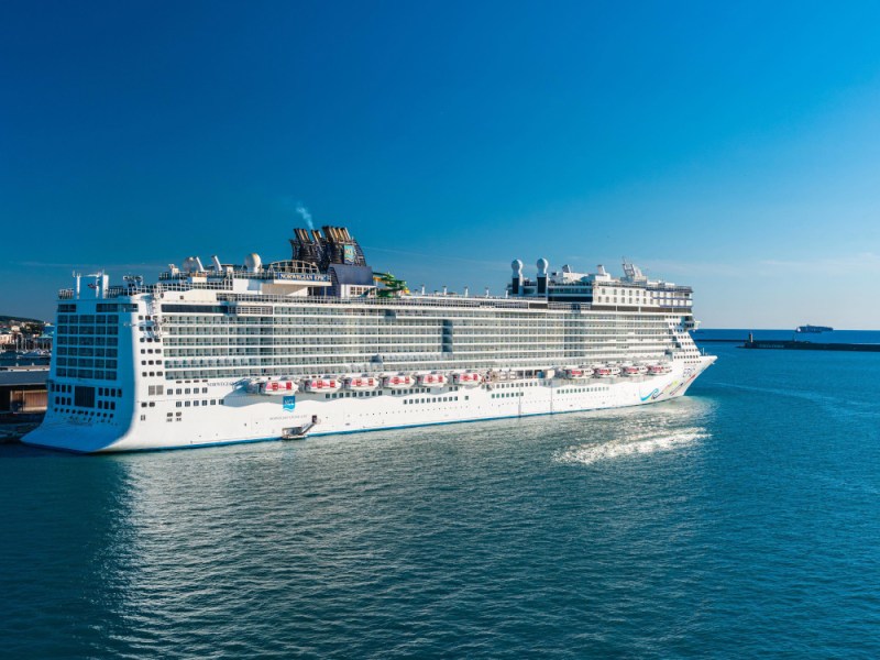 Kreuzfahrt: Schiff reißt sich im Hafen los – Frau geht über Bord!