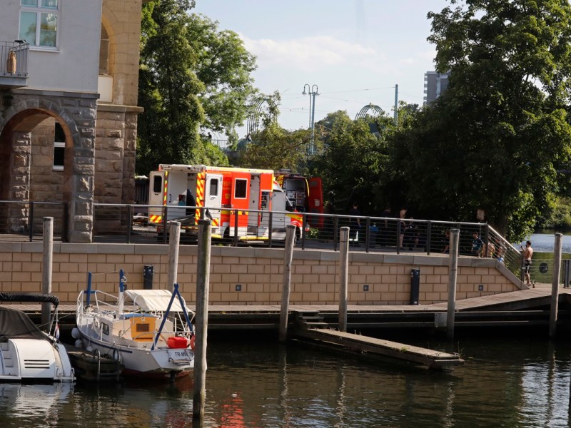 Drama an der Ruhr in Mülheim – Frau treibt nach Sprung unter Wasser