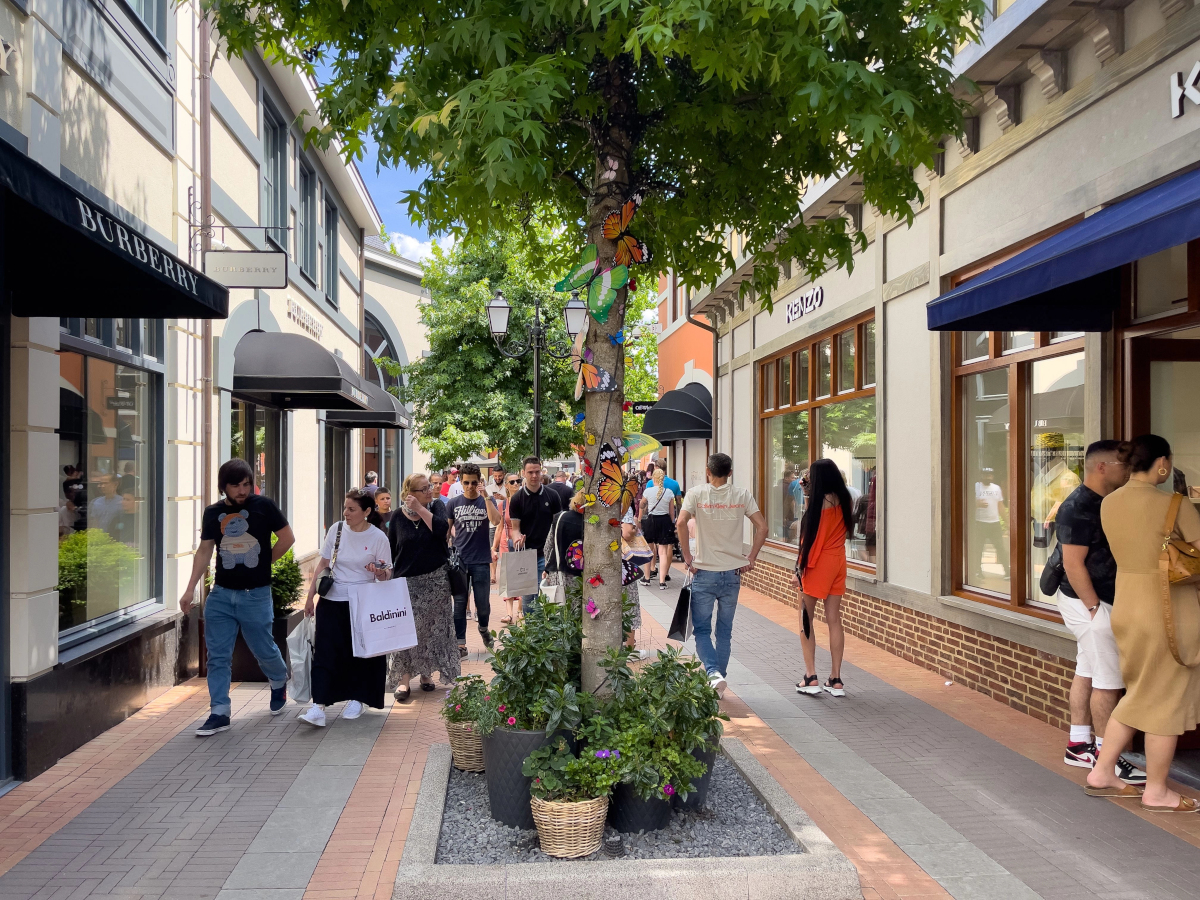 Outlet Roermond: Mann muss Shop verlassen – der Grund lässt seine Freundin schäumen