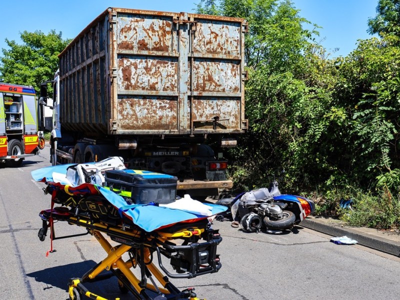 Nächste Lkw-Tragödie im Ruhrgebiet – Rollerfahrer stirbt noch vor Ort