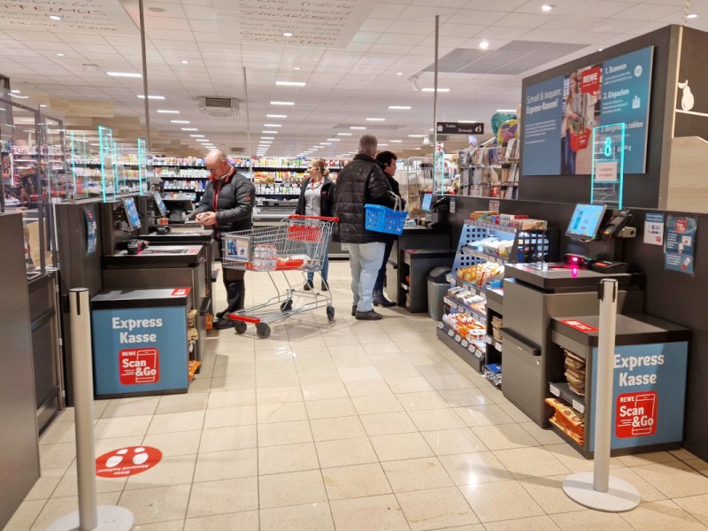 Rewe, Edeka & Co.: Kunden vollkommen ahnungslos – was wirklich an der SB-Kasse abgeht