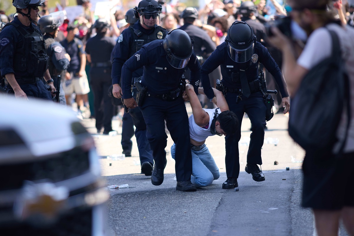„Wir erwägen Soldaten überall!“ – Trump will aufräumen! Proteste in L.A. eskalieren, die Nationalgarde rückt an.