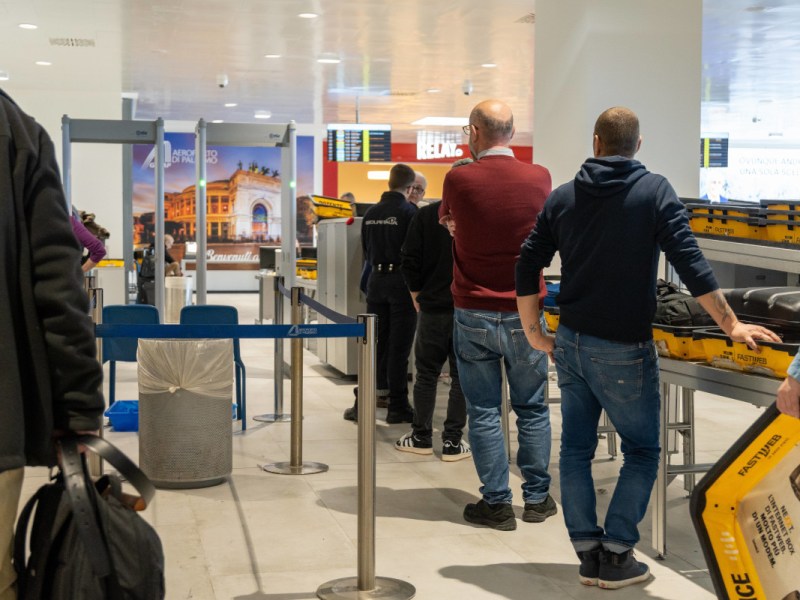Urlaub mit dem Flugzeug: DAS war bisher immer kostenlos – jetzt sollen Passagiere blechen