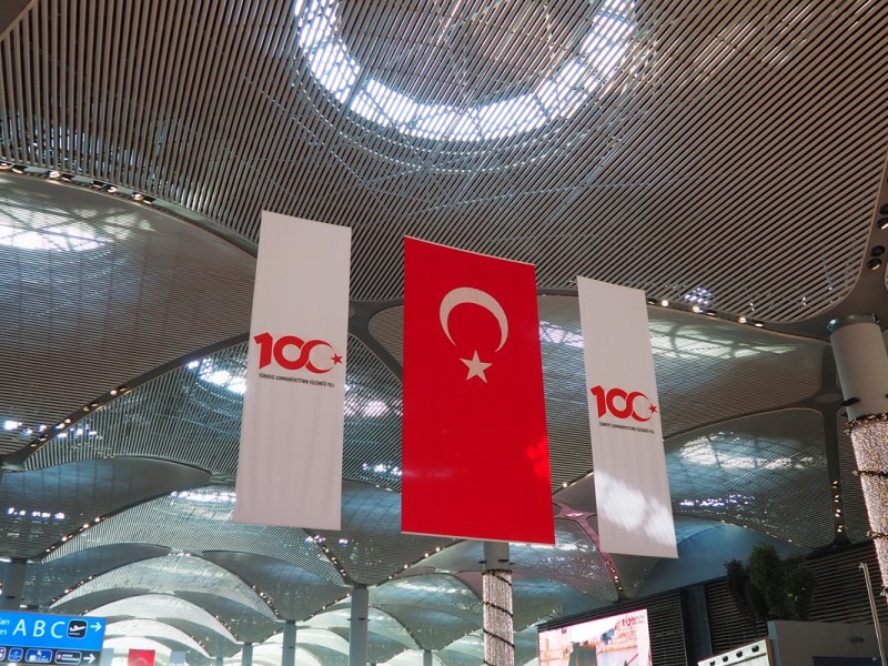 Urlaub in der Türkei: Familie erlebt Albtraum am Flughafen! „Wie Dreck behandelt“