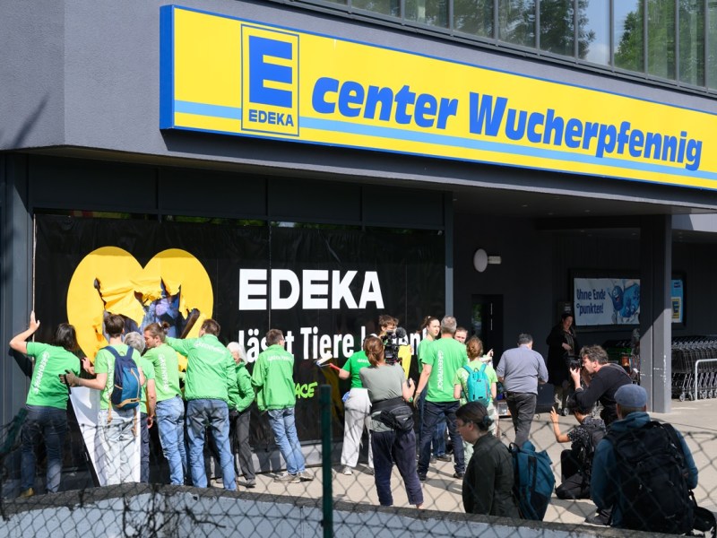 Edeka-Kunden trauen ihren Augen kaum – vor der Filiale wird es plötzlich laut
