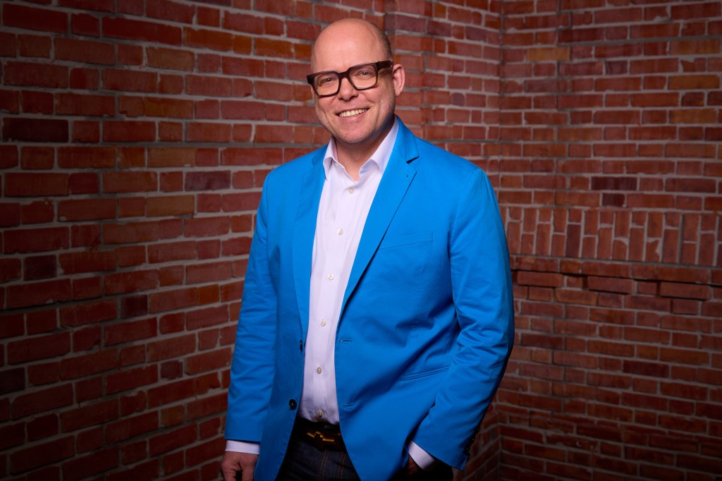 Benjamin Leo Leo in blauem Sakko