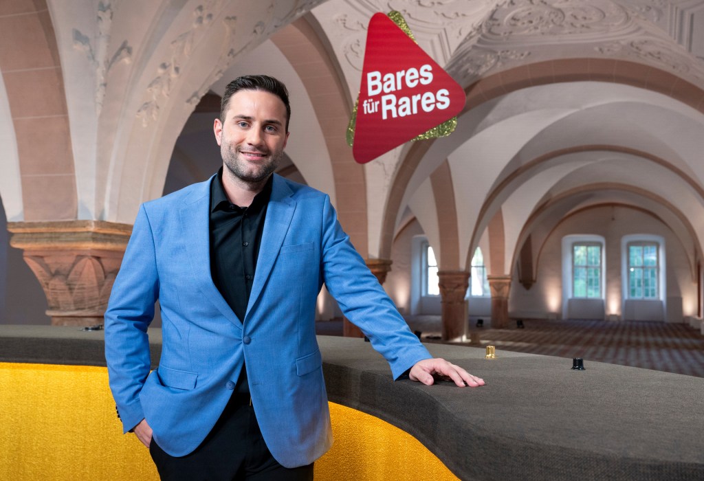 David Suppes vor "Bares für Rares"-Logo