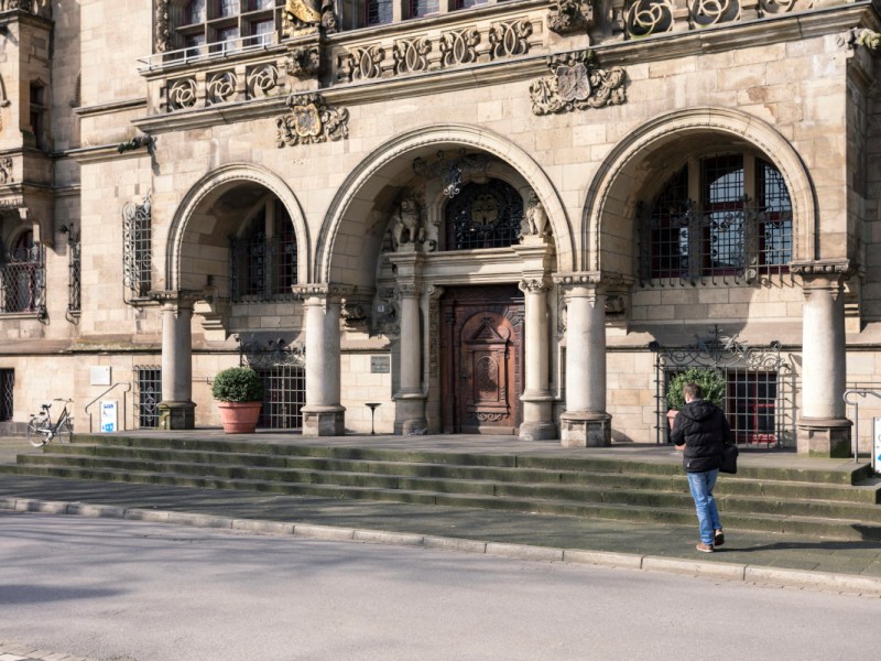 Duisburg setzt klares Zeichen: Stadt hisst Flagge vor dem Rathaus