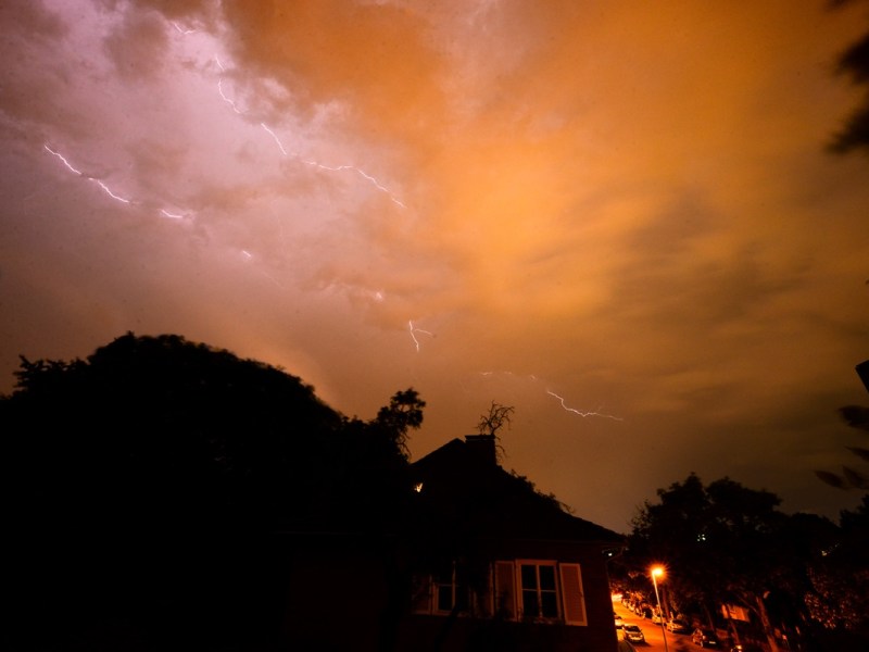 Unwetter wütet in Duisburg ++ Blitz schlägt in Haus ein ++ Dachstuhl in Flammen
