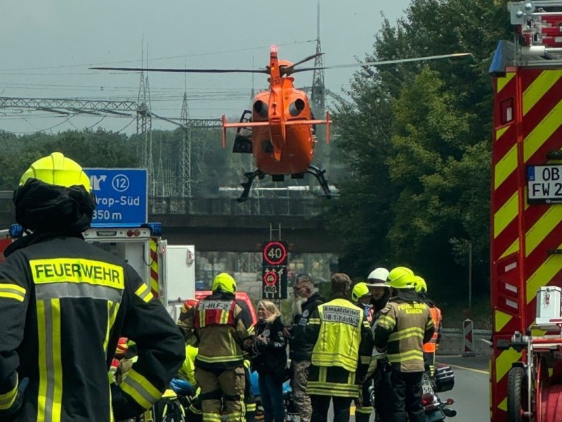 Rettungshubschrauber über A42 in Oberhausen – Motorradfahrer kracht gegen Auto!