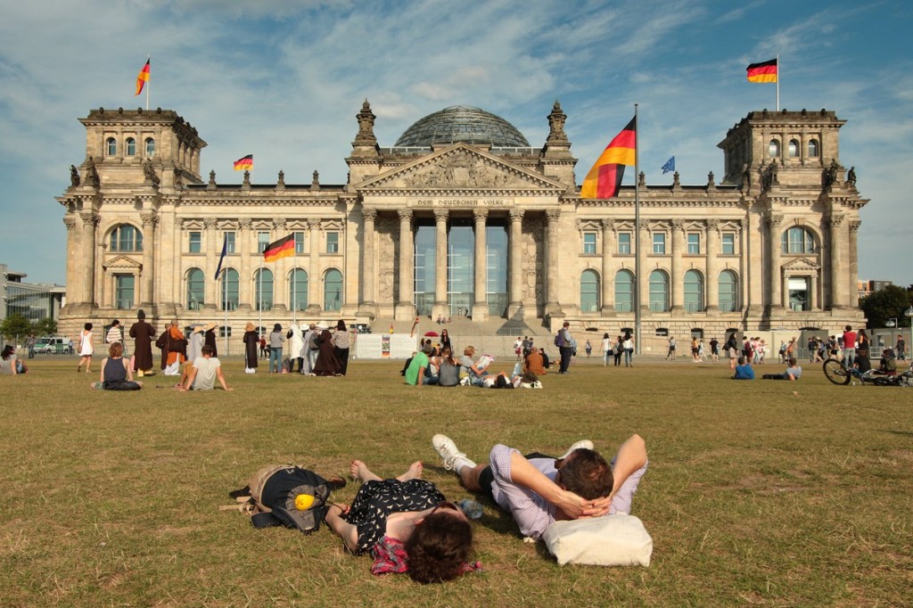 Dort ist die übermäßige Temperatur am stärksten zu spüren. Durch Beton und Steine staut sich die Hitze auf, durch hohe, eng gestellte Häuser kann weniger Wind zur Abkühlung wehen. Grünflächen und Bäume, die natürliche Klimaanlagen sind, sind selten, und so leiden die Menschen spürbar. Auch die Zahl der Hitzetoten steigt. Klima-Angst ist also keineswegs unbegründet. Und sie greift um sich...