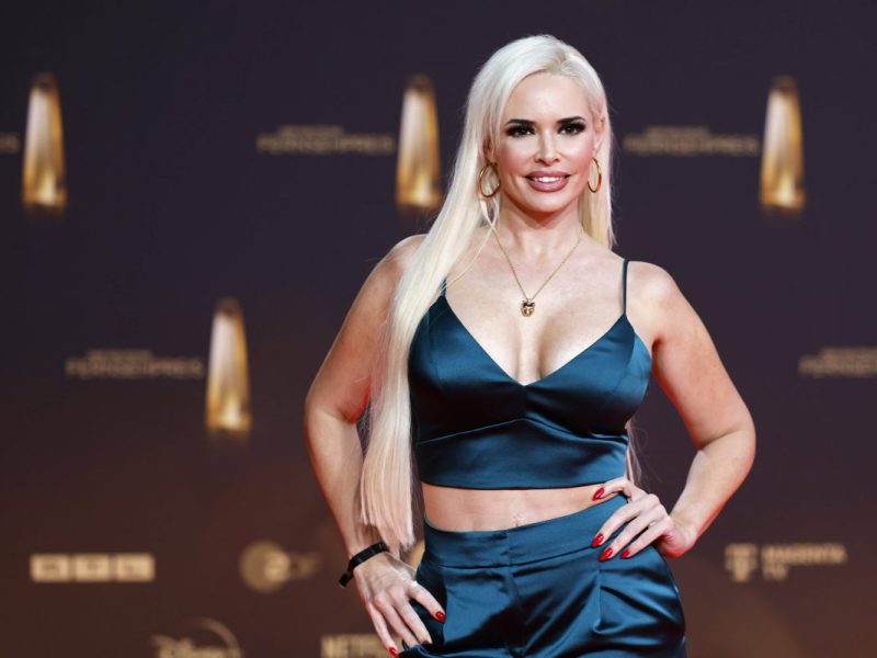 Splitterfasernackt! Daniela Katzenberger wird angemalt