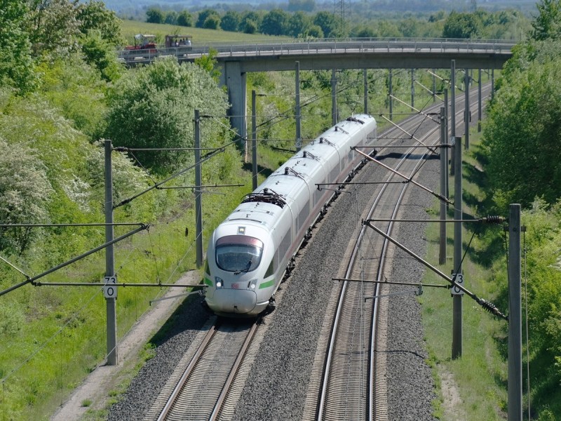Urlauber wollen mit der Deutschen Bahn verreisen – beim Blick auf den Fahrplan sehen sie es