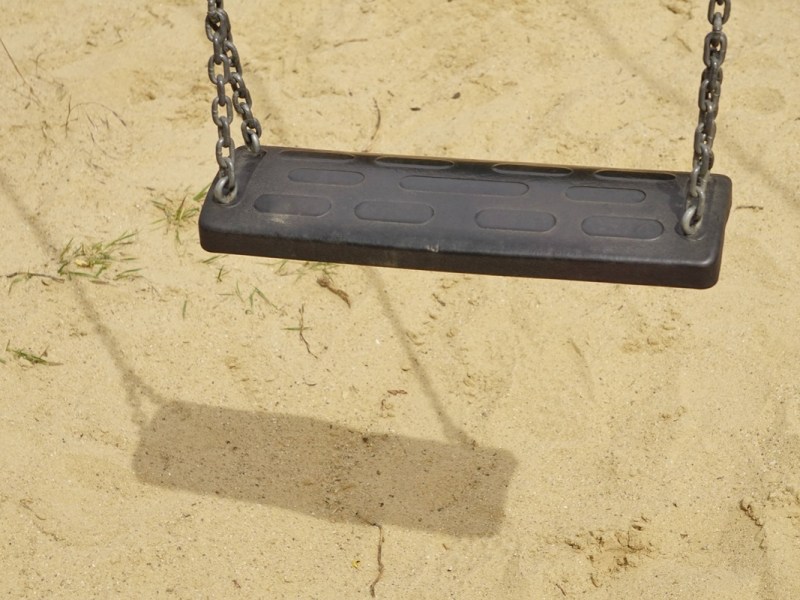 Schrecklicher Vorfall auf einem Spielplatz in Bochum – zwei Jugendliche mit Messer bedroht