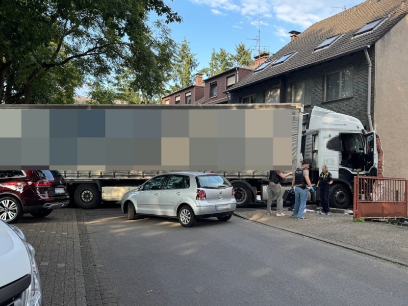 LKW kracht in Oberhausen in Wohnhaus ++ Fahrer und Fußgängerin tot ++ tragische Details