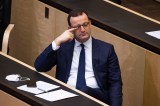 Mit Kind auf dem Schoß an der Nordsee – doch das Netz hat kein Erbarmen mit Ex-Minister Jens Spahn.