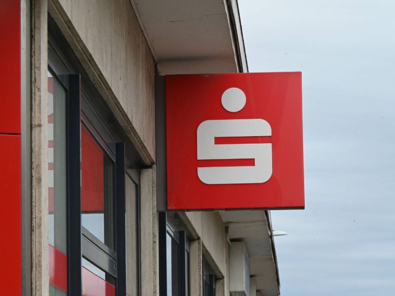 Sparkasse lenkt ein – viele Kunden haben lange darauf gewartet