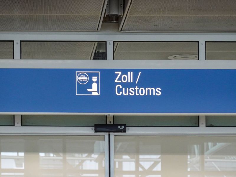 Touristen kehren aus Urlaub zurück – beim Zoll folgt das böse Erwachen