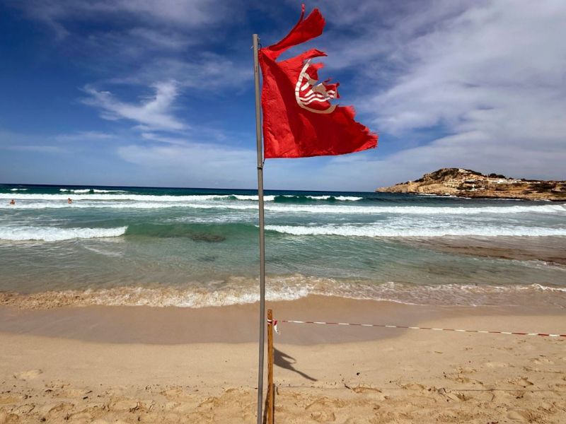 Badeverbot an beliebtem Strand auf Mallorca verhängt – unfassbar, wie ein Urlauber reagiert
