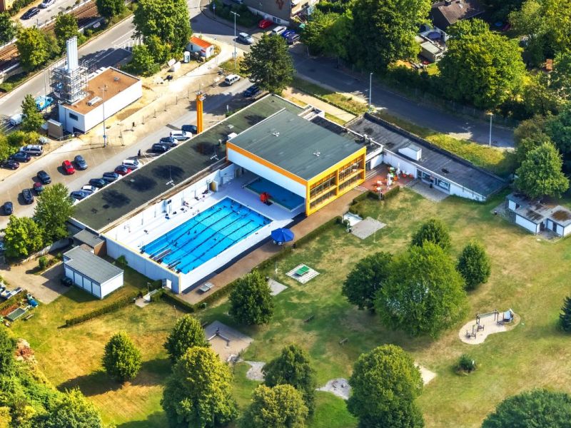 Streit um Badelatschen? Schwimmbad-Mitarbeiter in Mülheim von Notarzt behandelt