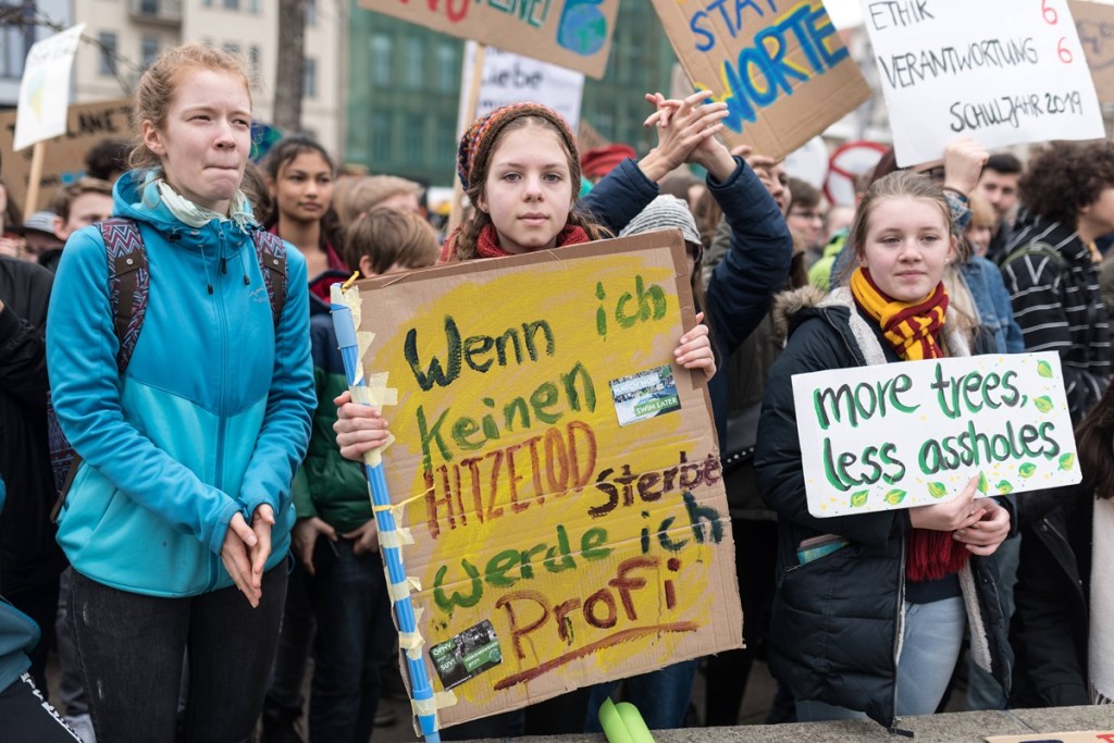 Experten betonen, dass Klima-Angst keine psychische Störung, sondern eine realistische Einschätzung der Zukunft ist. Die Besorgnis ist eine normale Reaktion auf eine globale Bedrohung. Junge Menschen wissen, dass sie länger leben und so wahrscheinlich schlimmere Klimakrisen und Umweltkatastrophen bezeugen müssen als die aktuellen. Außerdem...
