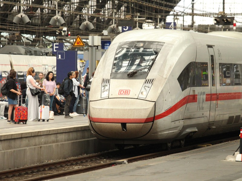 Ausgerechnet zum Ferienstart! Heftige Bahn-Störung mitten in NRW