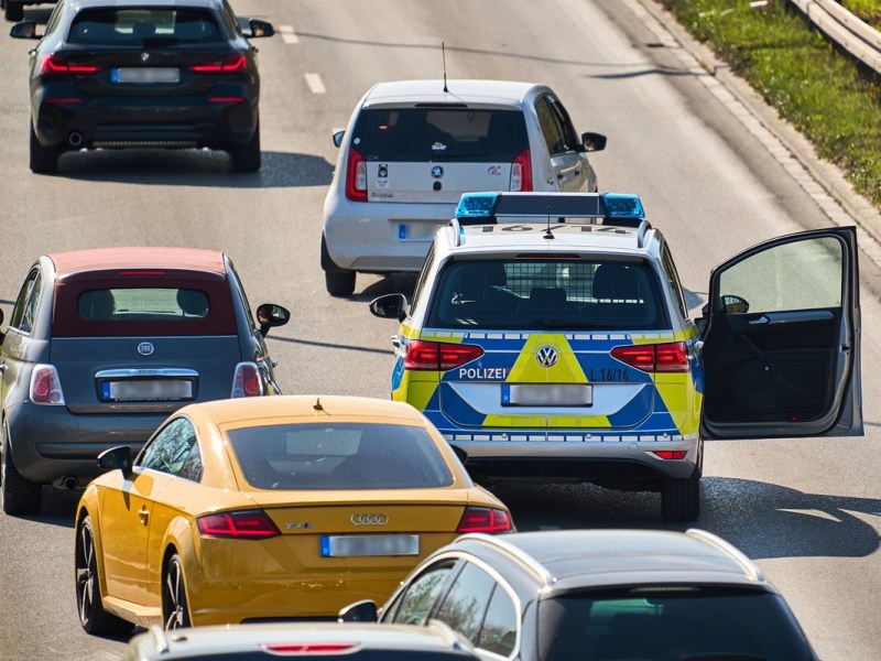 Mann aus Auto auf A61 in NRW geschleudert – tot!