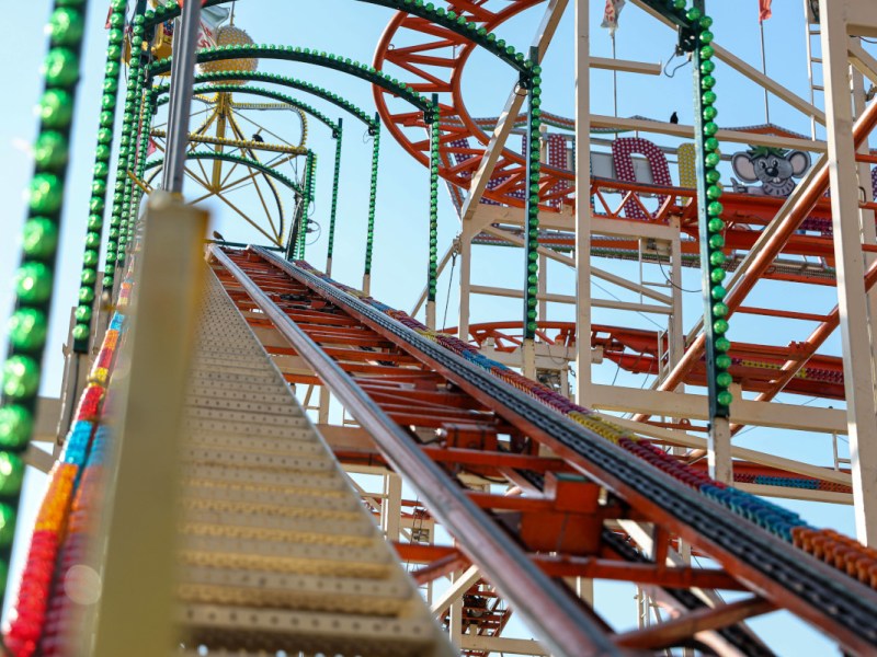 Freizeitpark-Besucher aus NRW steigen in neue Achterbahn – plötzlich wird sie gestoppt