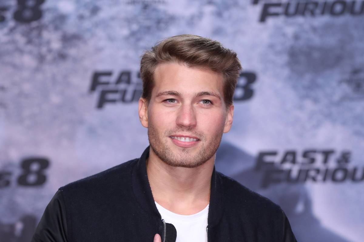 Raul Richter in schwarzer Jacke und weißem T-Shirt