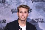 Raul Richter in schwarzer Jacke und weißem T-Shirt