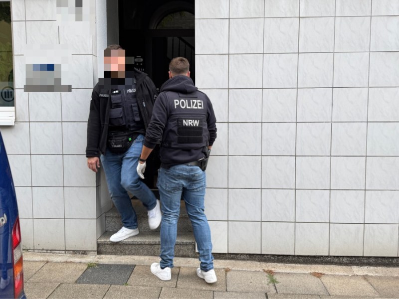 SEK geht Terrorverdacht in Essen, Dortmund und Co. nach! Razzien am frühen Morgen ++ Festnahme