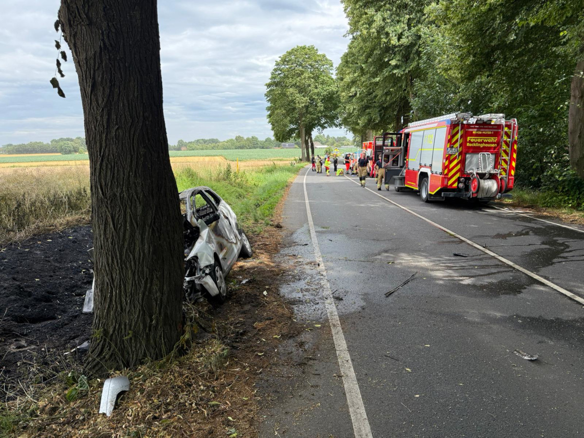 Auto-brennt-im-Ruhrgebiet-nach-Unfall-lichterloh-Fahrer-stirbt-