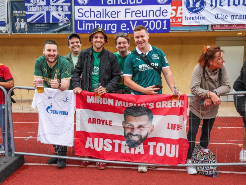 Schalke – Panathinaikos: Irrer Anblick! S04-Fans trauen ihren Augen kaum
