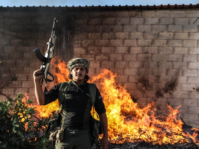 Eskalation in Syrien! Fast 1000 Tote – Trump-Minister fordert Armee