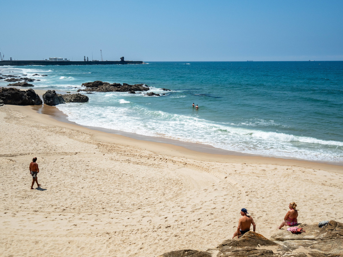 Portugal-Urlauber blicken gebannt nach oben – und greifen sofort zur Kamera