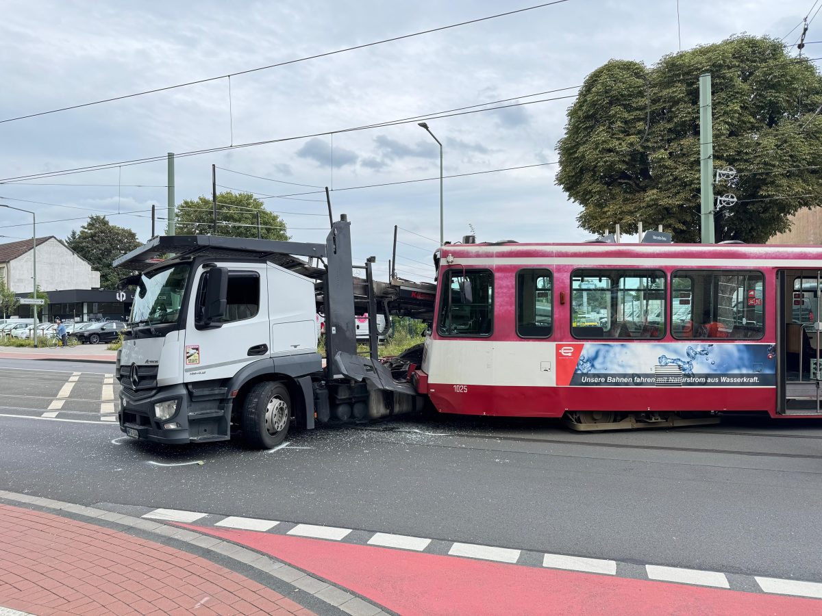 Straßenbahn kracht in Lkw – 6 Verletzte bei Unfall in Duisburg